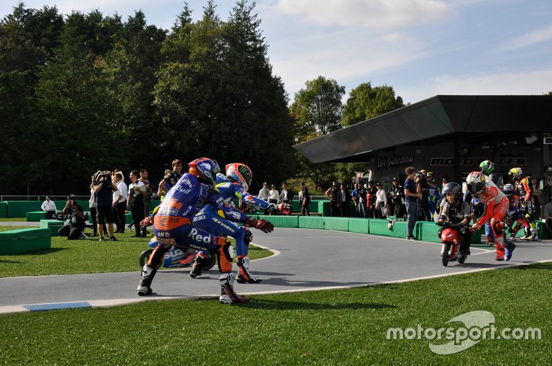Acción en la carrera de minibikes de MotoGP antes de Motegi