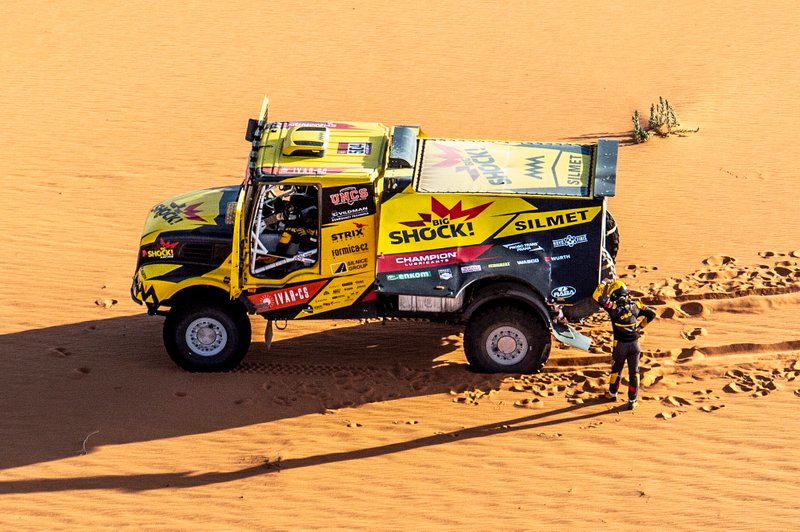 #504 Big Shock Racing IVECO: Martin Macik, Frantisek Tomasek, David Svanda stops