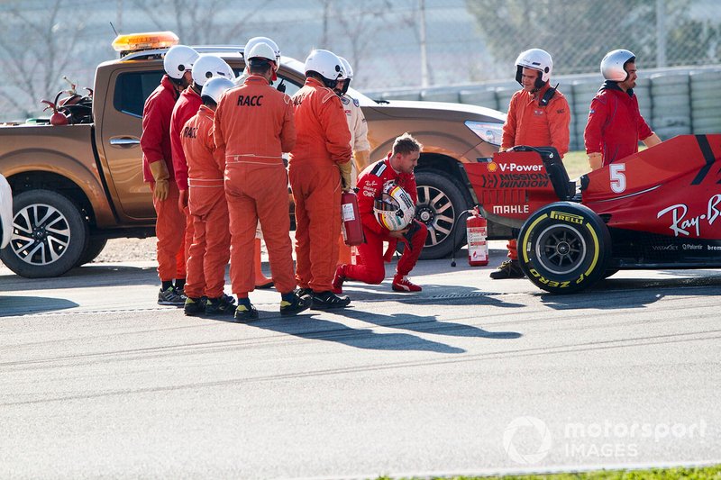Sebastian Vettel, Ferrari SF1000, se detiene en pista con avería
