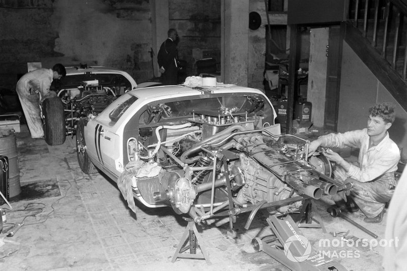 Richie Ginther, Masten Gregory's Ford GT40 en el garaje