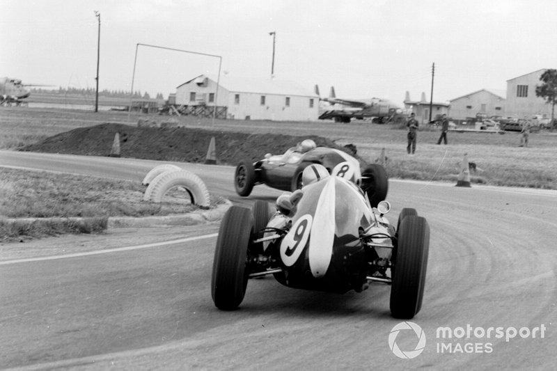 Jack Brabham, Cooper T51 Climax, precede Bruce McLaren, Cooper T51 Climax, al GP degli Stati Uniti del 1959