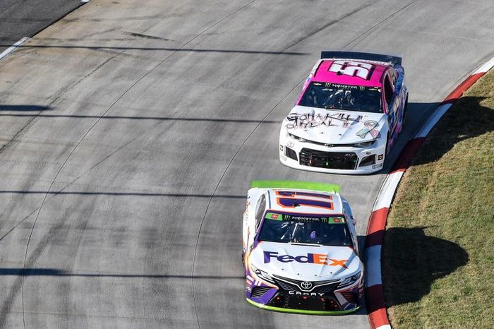 Denny Hamlin, Joe Gibbs Racing, Toyota Camry FedEx Freight, J.J. Yeley, Rick Ware Racing, Chevrolet Camaro GOTTA KILL IT TO HEAL IT