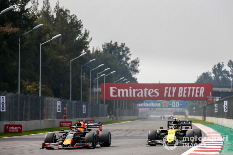 Max Verstappen, Red Bull Racing RB15, precede Nico Hulkenberg, Renault R.S. 19