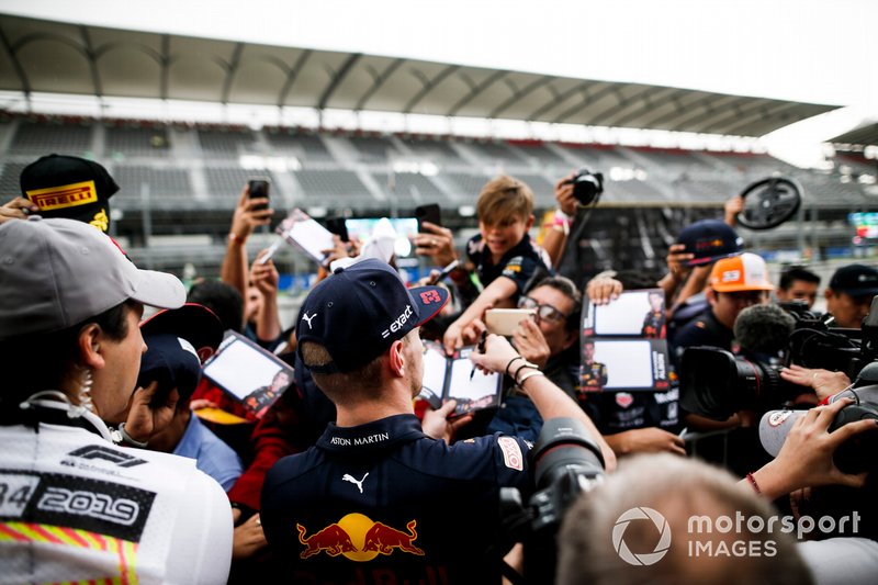 Max Verstappen, Red Bull Racing firma un autografo ad un fan