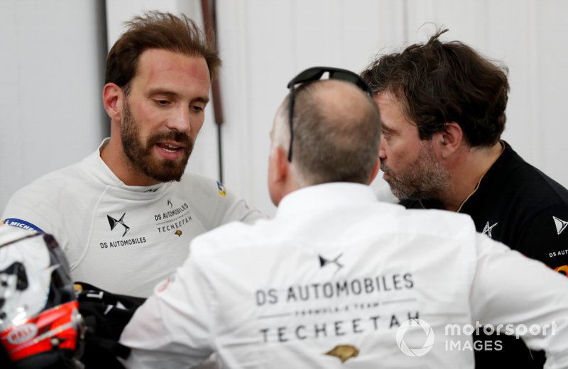 Jean-Eric Vergne, DS TECHEETAH talks with his team