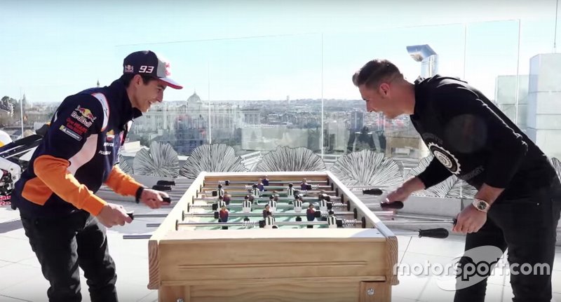 Marc Márquez y Joaquín se enfrentan a futbolín