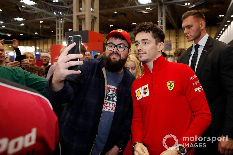 Charles Leclerc, Ferrari fa un selfie con un fan