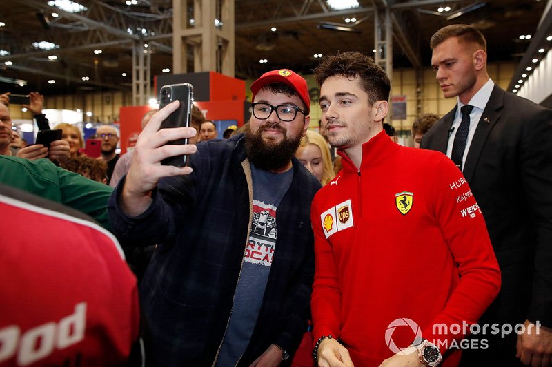 Charles Leclerc, Ferrari, se toma una foto con un aficionado