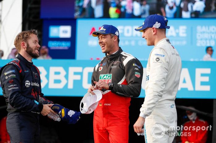 Podio: ganador de la carrera Sam Bird, Virgin Racing, segundo lugar Andre Lotterer, Porsche, y el tercer lugar Stoffel Vandoorne, Mercedes Benz EQ