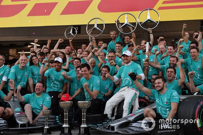 El equipo Mercedes celebra su sexto Mundial de constructores consecutivo