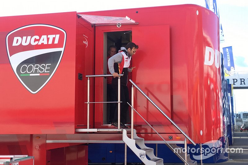 Johann Zarco se reúne con Gigi Dall'Igna, director general de Ducati, y Paolo Ciabatti director deportivo