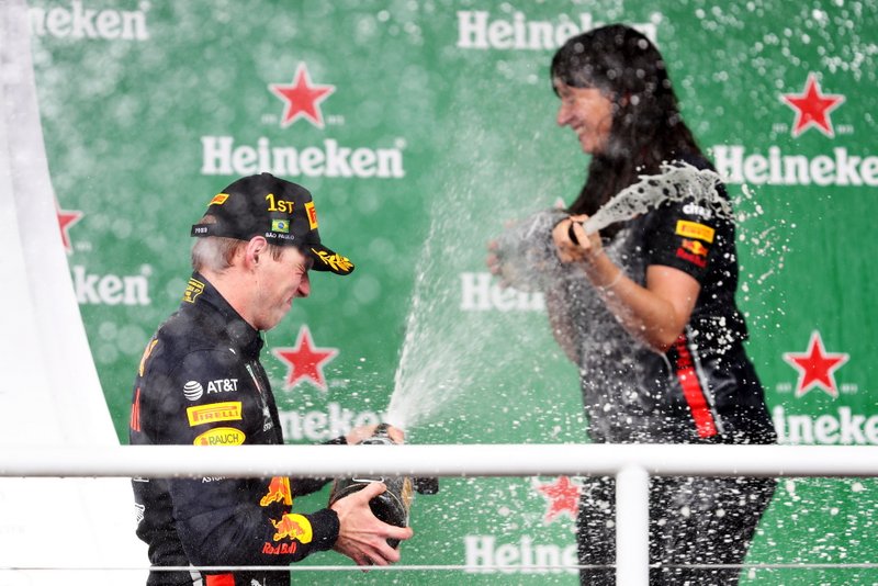 Podium: Racewinnaar Max Verstappen, Red Bull Racing,  Hannah Schmitz, Red Bull Racing engineer