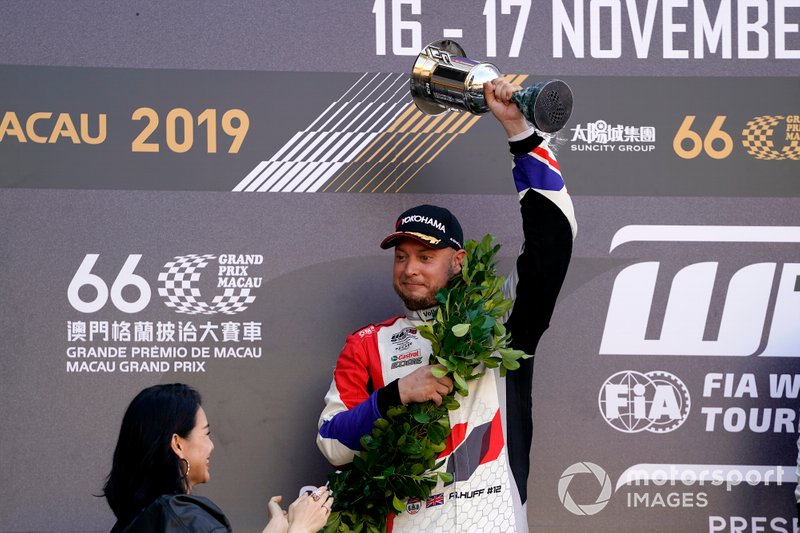 Podium: second place Rob Huff, SLR VW Motorsport Volkswagen Golf GTI TCR