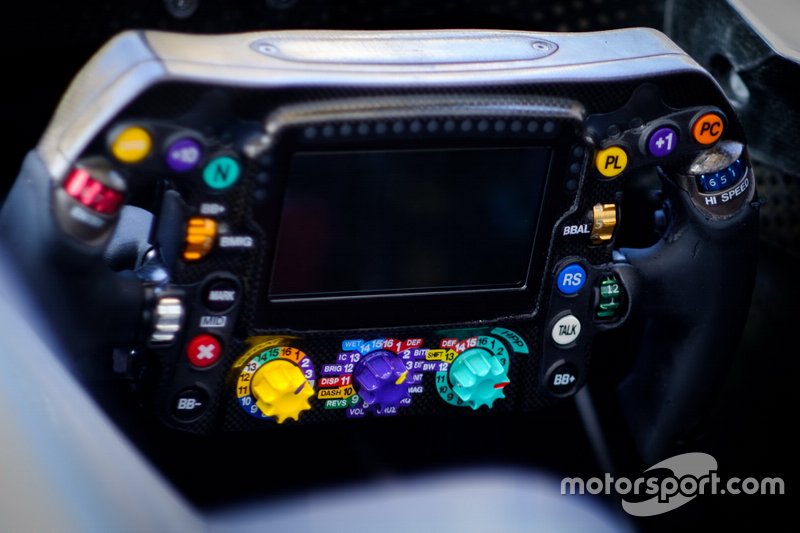 Mercedes W10: Lenkrad