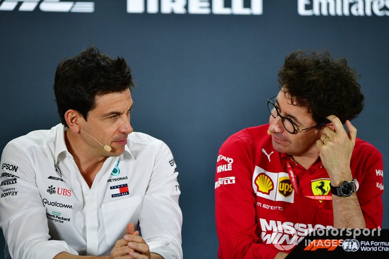 Toto Wolff, Director Ejecutivo (Negocios), Mercedes AMG, y Mattia Binotto, Director Ferrari
