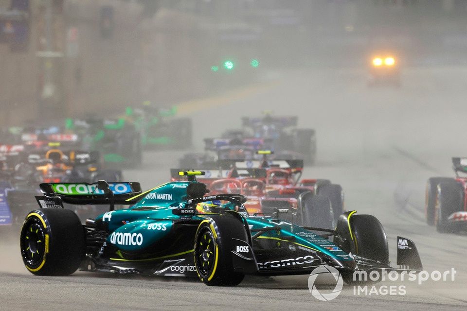 Fernando Alonso, Aston Martin AMR24, Charles Leclerc, Ferrari SF-24, Carlos Sainz, Ferrari SF-24, Yuki Tsunoda, RB F1 Team VCARB 01, el resto de la parrilla en la salida.
