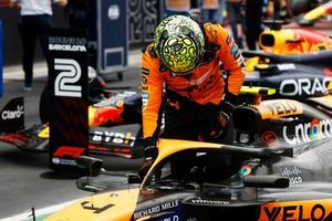 El hombre de la pole Lando Norris, McLaren MCL38, llega al Parc Ferme tras la calificación
