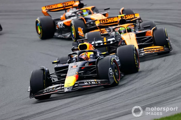 Max Verstappen, Red Bull Racing RB20, Lando Norris, McLaren MCL38, Oscar Piastri, McLaren MCL38