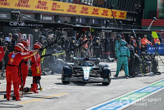 George Russell, Mercedes F1 W15, en el pit lane tras una parada en boxes