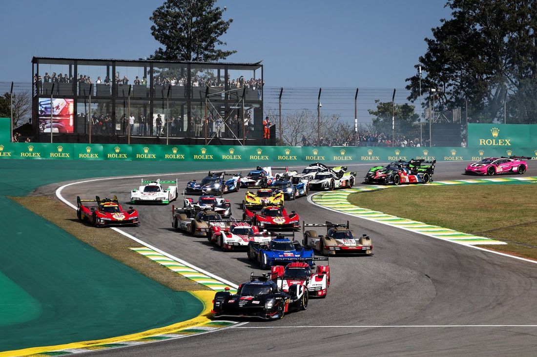 Acción de salida, #7 Toyota Gazoo Racing Toyota GR010 - Hybrid: Mike Conway, Kamui Kobayashi, Nyck de Vries lidera.