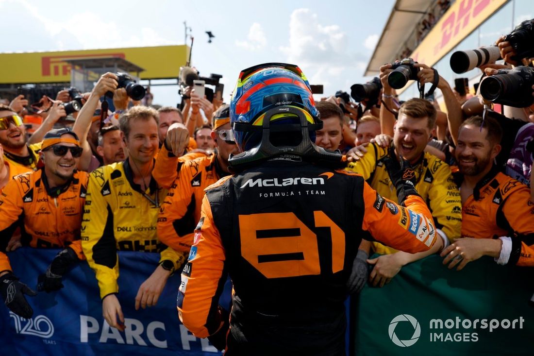 Oscar Piastri, McLaren F1 Team, 1ª posição, festeja com a sua equipa à chegada ao Parc Ferme