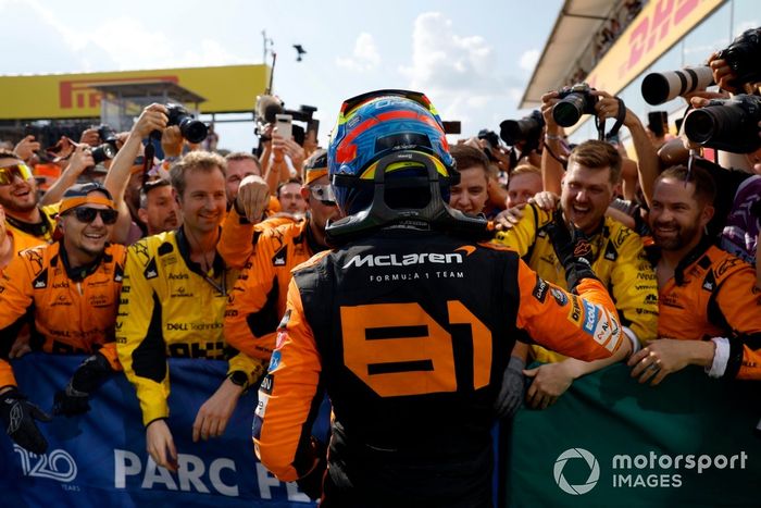 Oscar Piastri, McLaren F1 Team, 1ª posición, celebra con su equipo su llegada al Parc Ferme