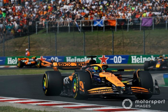 Oscar Piastri, McLaren MCL38, Max Verstappen, Red Bull Racing RB20