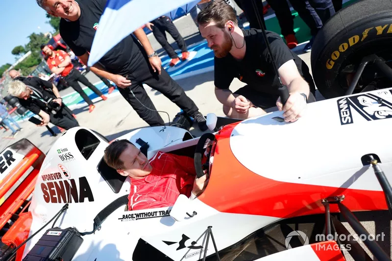 Sebastian Vettel bereidt zich voor om met Ayrton Senna's McLaren MP4/8 te rijden