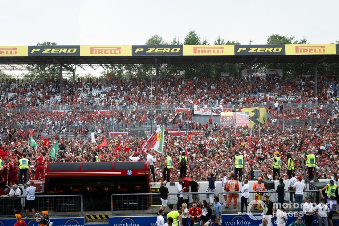 Los aficionados de Ferrari celebran la ceremonia del podio