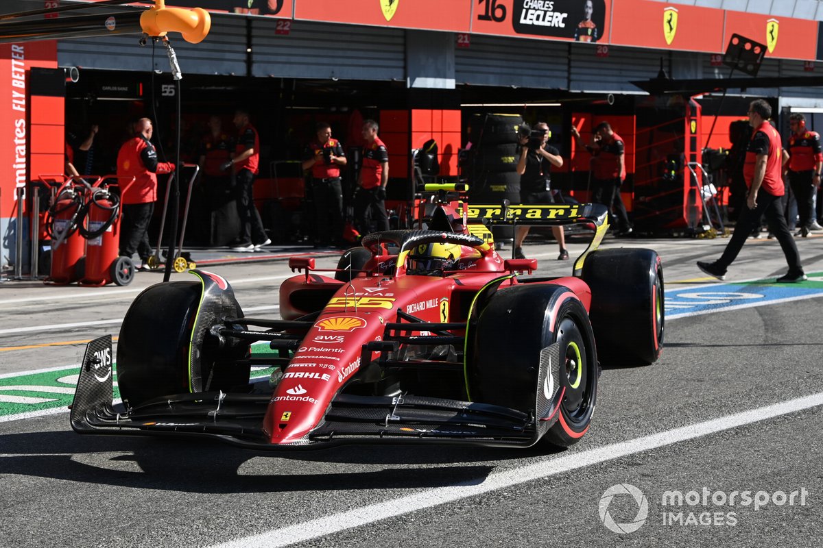 Carlos Sainz, Ferrari F1-75, sale del garaje