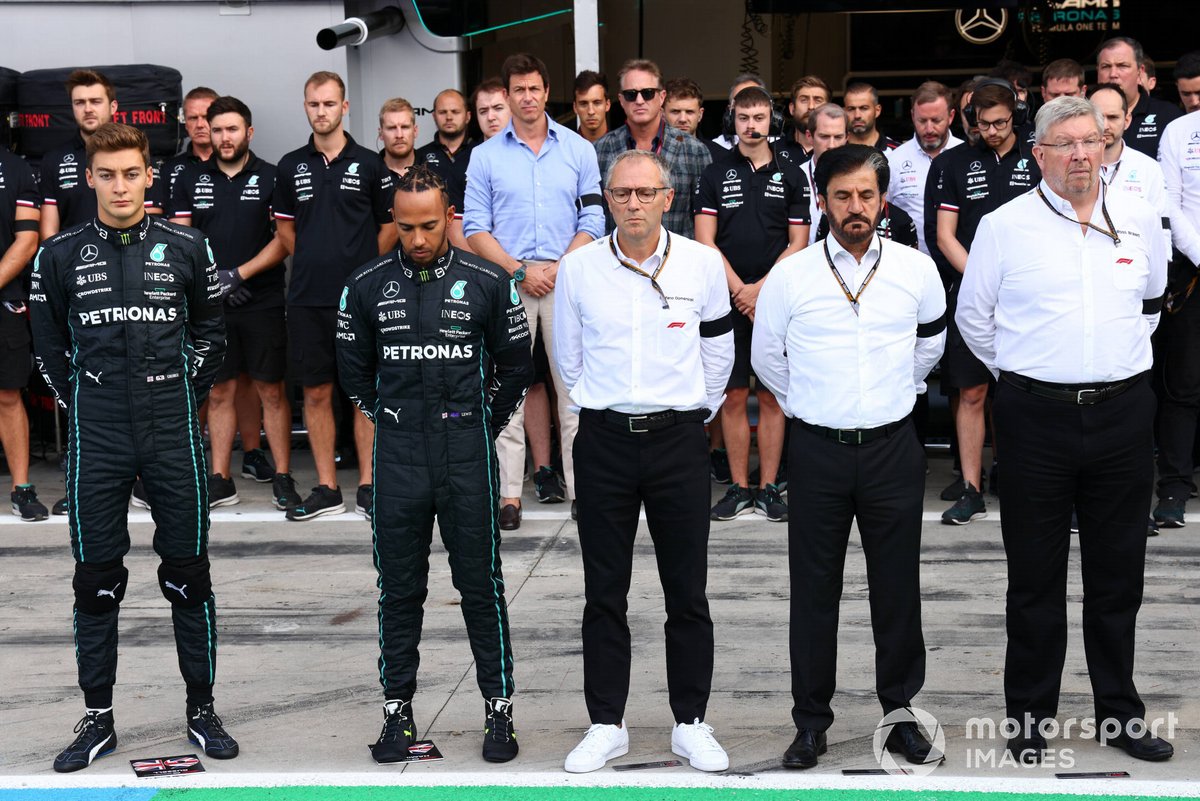 George Russell, Mercedes AMG, Lewis Hamilton, Mercedes AMG, Stefano Domenicali, director general de la Fórmula 1, Mohammed bin Sulayem, presidente de la FIA, Ross Brawn, director general de deportes de motor de la FOM, junto con el equipo Mercedes en el homenaje a la Reina Isabel II