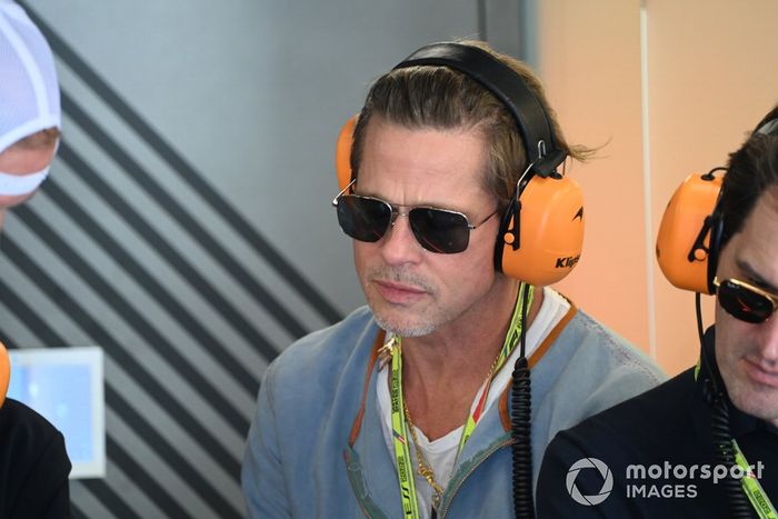 La estrella de cine de Hollywood Brad Pitt en el garaje de McLaren