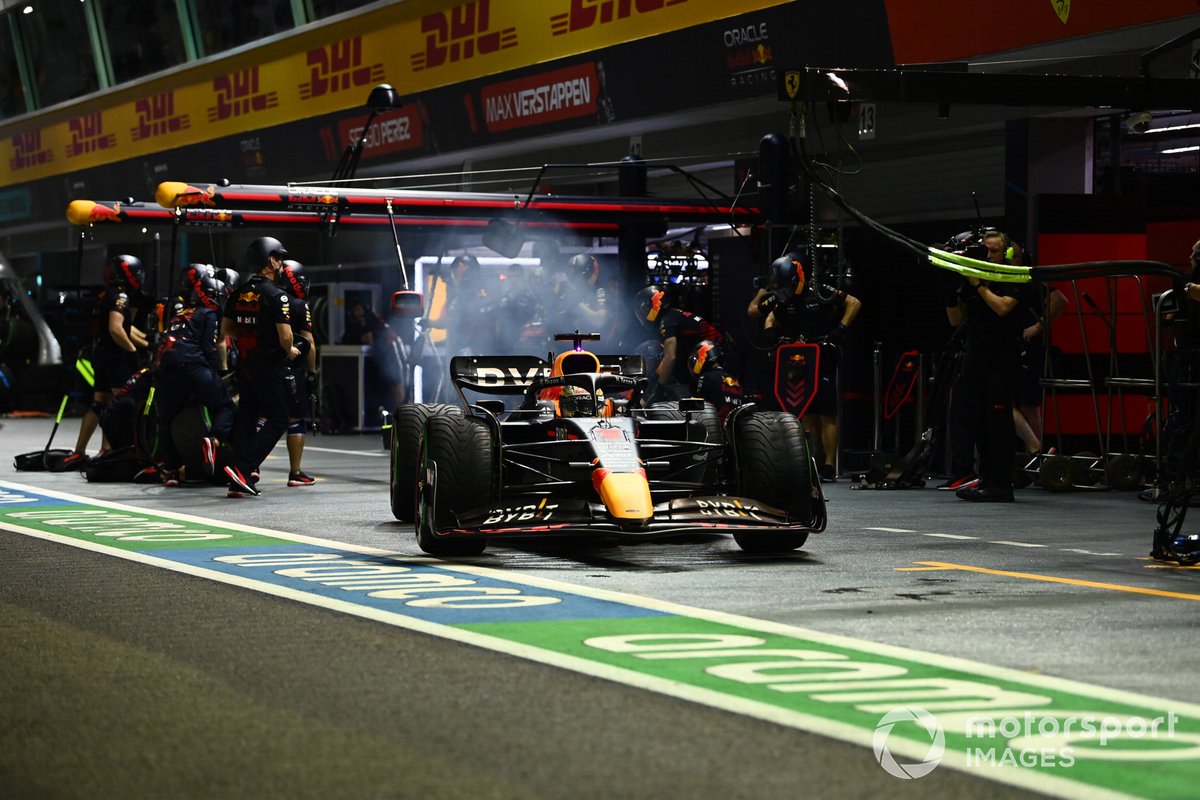 Max Verstappen, Red Bull Racing RB18, esce dai box