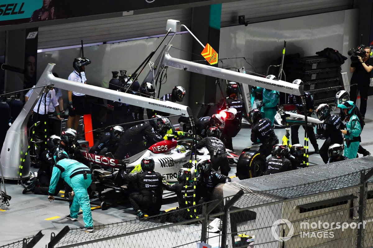 Lewis Hamilton, Mercedes W13, effettua una sosta