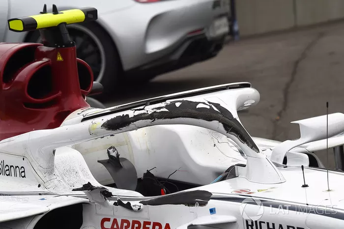 El Halo dañado de Charles Leclerc, Sauber C37