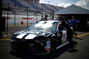 Jimmie Johnson, Hendrick Motorsports, Chevrolet Camaro Lowe's Throwback crew