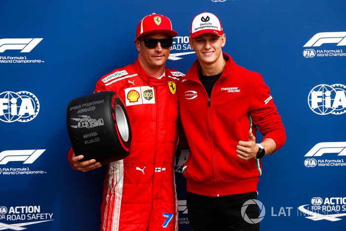 Mick Schumacher otorga a Kimi Raikkonen, Ferrari, el Pirelli Pole Position award