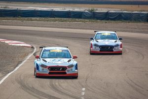 Michael Lewis, Bryan Herta Autosport, Hyundai i30 N TCR, davanti a Mark Wilkins, Bryan Herta Autosport, Hyundai i30 N TCR