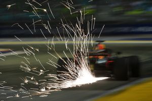 Daniel Ricciardo, Red Bull Racing RB14 lâche des étincelles
