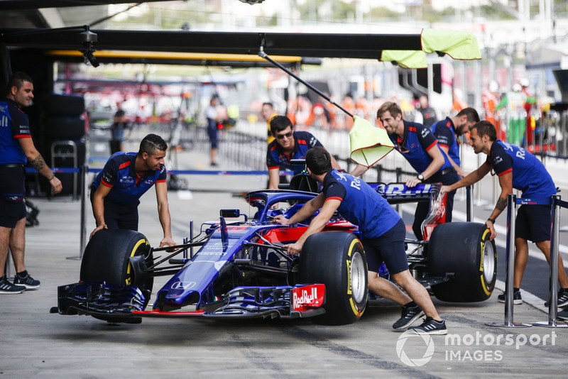 Автомобиль Scuderia Toro Rosso STR13 Брендона Хартли