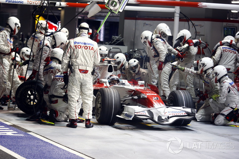 Jarno Trulli, Toyota TF108, retired, makes a stop