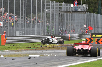 Marshals and the crashed car of Marcus Ericsson, Alfa Romeo Sauber C37 in FP2