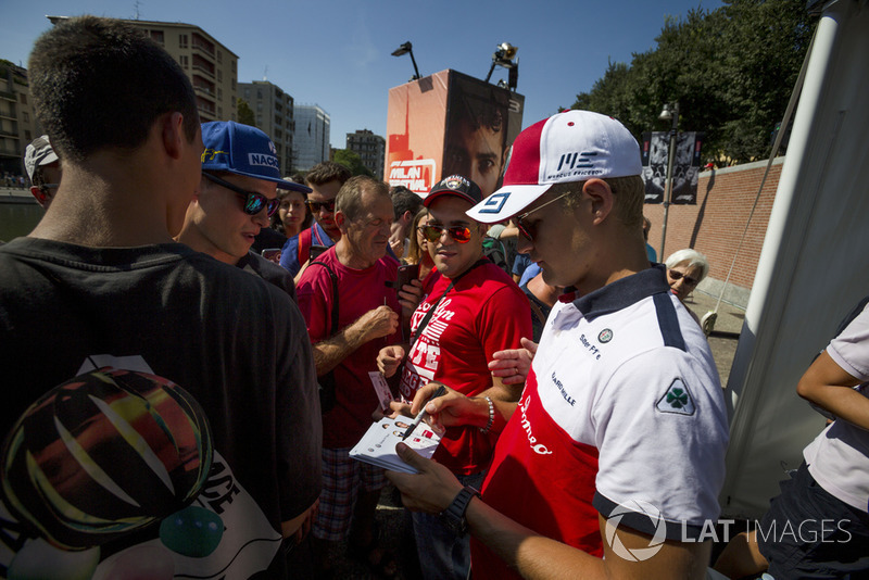 Marcus Ericsson, Sauber signs autographs for the fans