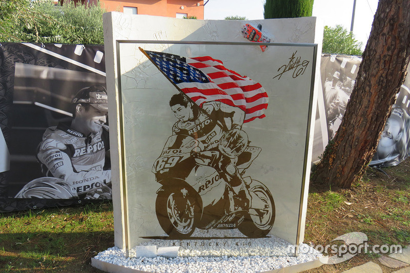 Visita al giardino alla memoria di Nicky Hayden, realizzato nei pressi del luogo del suo fatale incidente in bicicletta