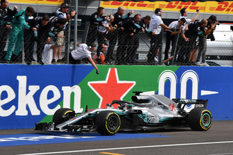 Il vincitore della gara Lewis Hamilton, Mercedes AMG F1 W09