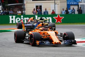 Stoffel Vandoorne, McLaren MCL33, leads Nico Hulkenberg, Renault Sport F1 Team R.S. 18, and Daniel Ricciardo, Red Bull Racing RB14