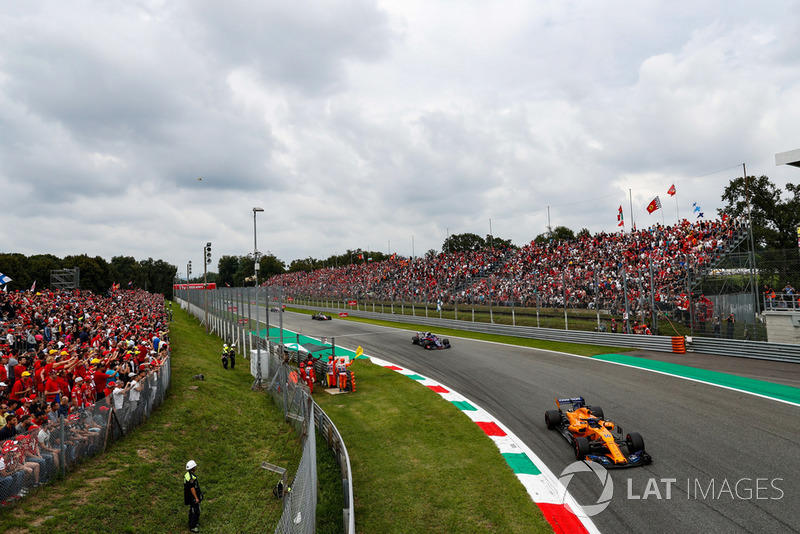 Fernando Alonso, McLaren MCL33, Pierre Gasly, Toro Rosso STR13