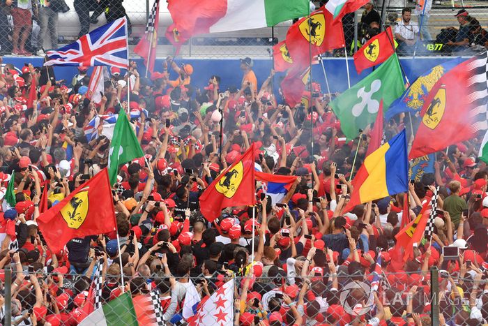 Los fans invaden la pista de Monza