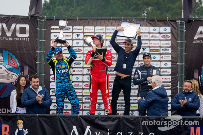 Podio: ganador de la carrera Fernando Etchegorry