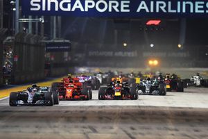 Lewis Hamilton, Mercedes-AMG F1 W09, al comando alla partenza della gara